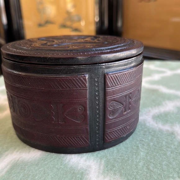 Vintage handmade tooled leather over wood round box with top - Picture 2 of 12